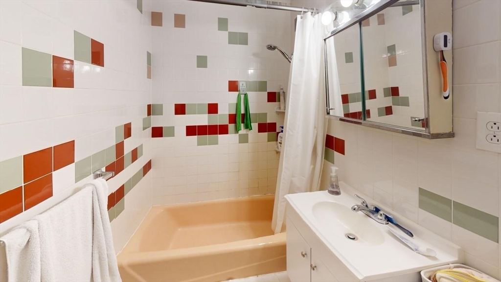 1 bed, 1 bath apartment for rent at 35 Glencoe Unit 36, Boston — photo 6 of 13