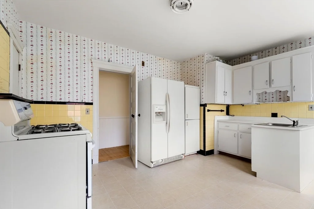 4 bed, 1 bath apartment for rent at 35 Heron St Unit 1, West Roxbury — photo 7 of 10