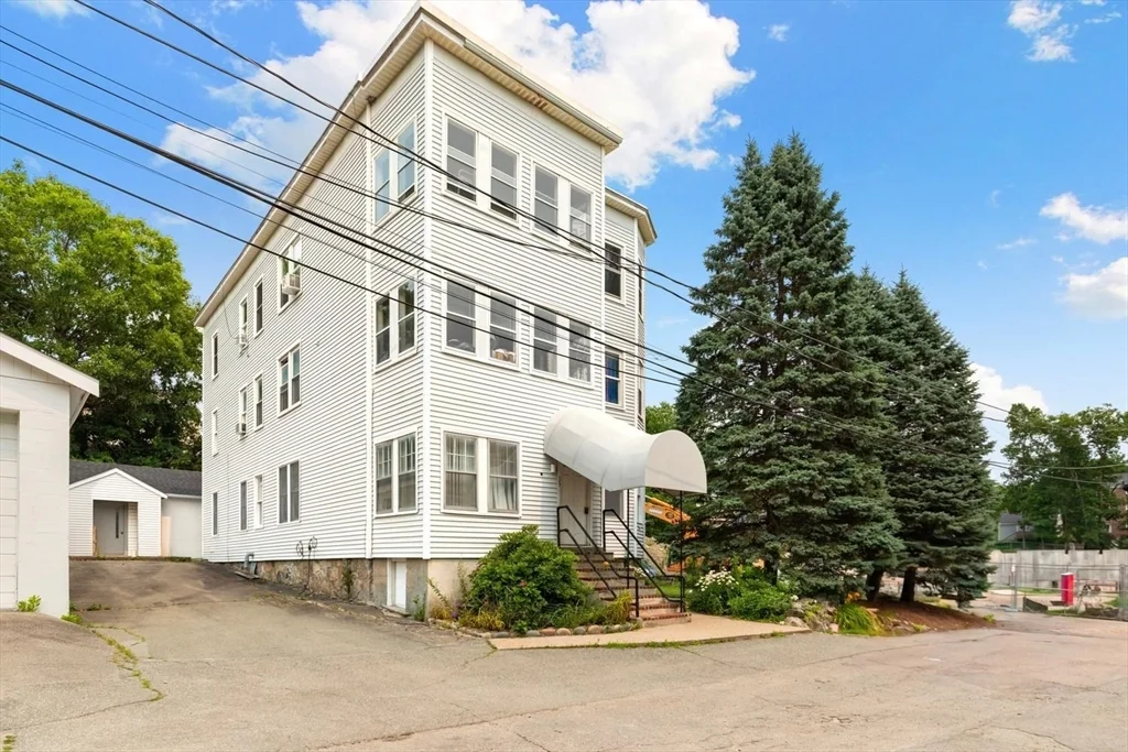 4 bed, 1 bath apartment for rent at 35 Heron St Unit 1, West Roxbury — photo 9 of 10