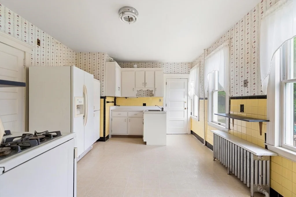 4 bed, 1 bath apartment for rent at 35 Heron St Unit 1, West Roxbury — photo 6 of 10