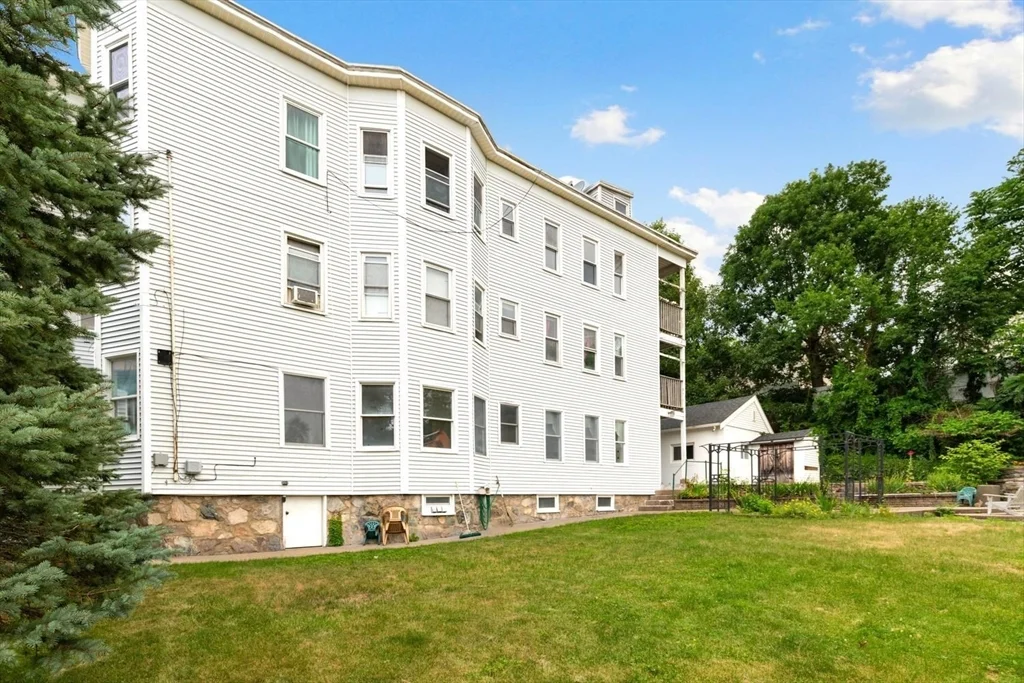 4 bed, 1 bath apartment for rent at 35 Heron St Unit 1, West Roxbury — photo 10 of 10