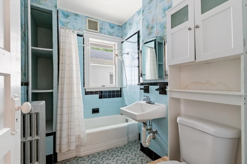 4 bed, 1 bath apartment for rent at 35 Heron St Unit 1, West Roxbury — photo 8 of 10