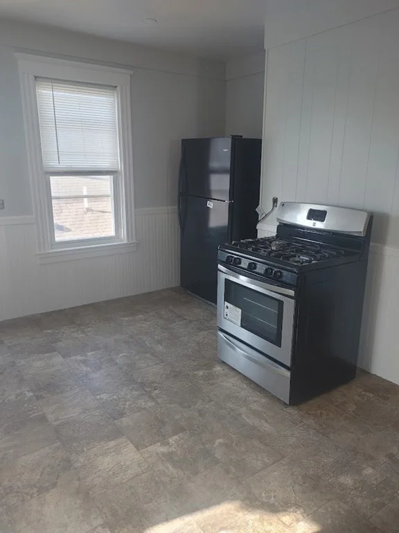 2 bed, 1 bath apartment for rent at 35 Holman St Unit 2, Attleboro — photo 2 of 8