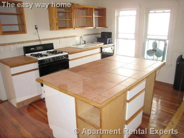 3 bed, 1 bath apartment for rent at 35 Ibbetson St, Porter Square — photo 2 of 8