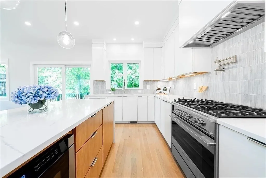 4 bed, 3 bath apartment for rent at 35 John St Unit 35, Newton — photo 12 of 29