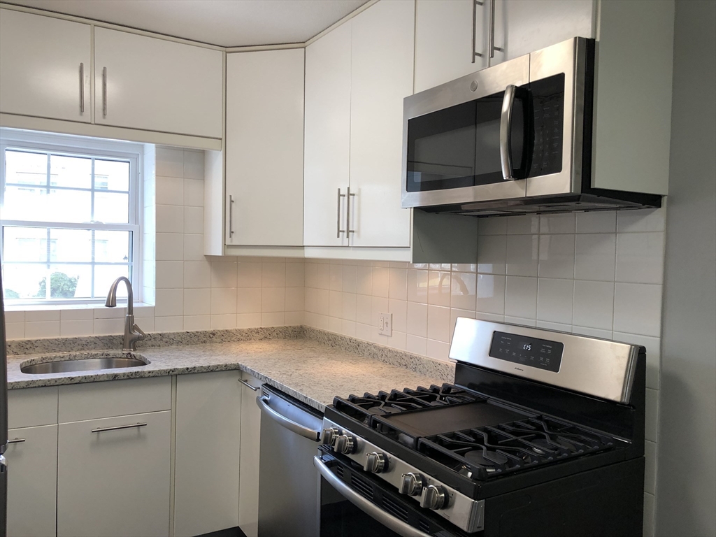 3 bed, 2 bath apartment for rent at 35 Lake Shore Ct Unit 2, Brighton — photo 8 of 19