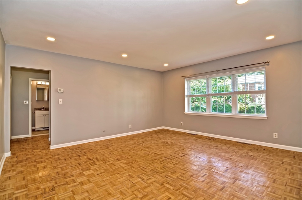 3 bed, 2 bath apartment for rent at 35 Lake Shore Ct Unit 2, Brighton — photo 3 of 19
