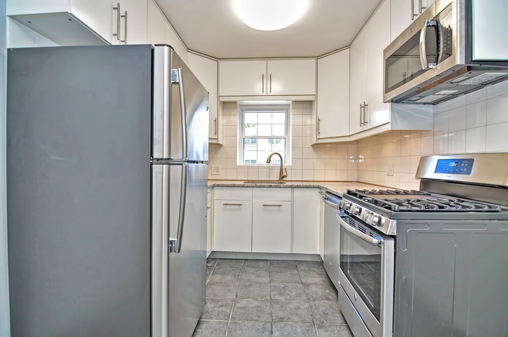 3 bed, 2 bath apartment for rent at 35 Lake Shore Ct Unit 2, Brighton — photo 7 of 19