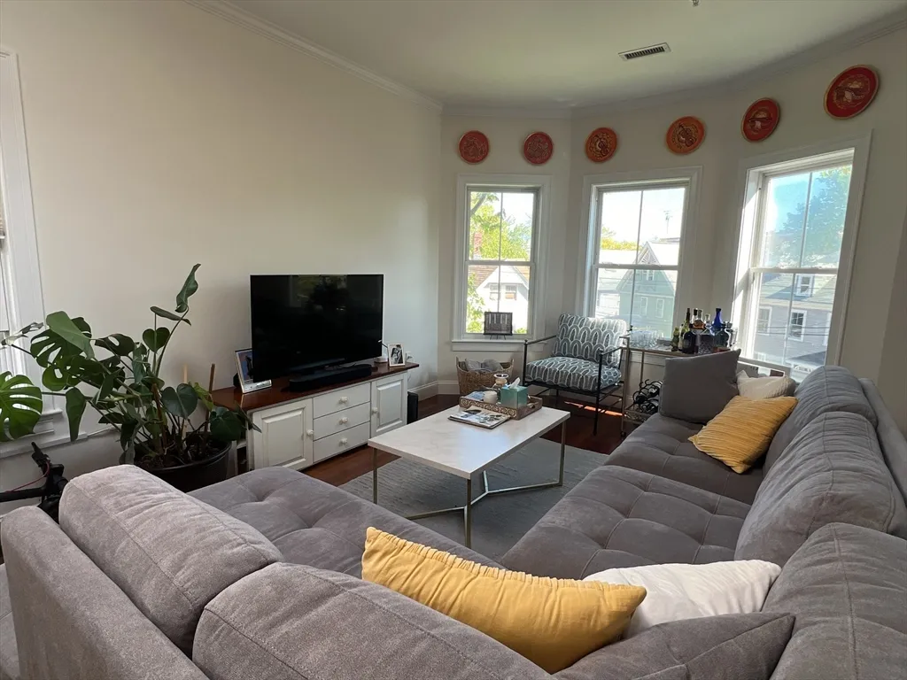 2 bed, 1.5 bath apartment for rent at 35 Magnolia Ave Unit 6, Mid Cambridge — photo 2 of 13