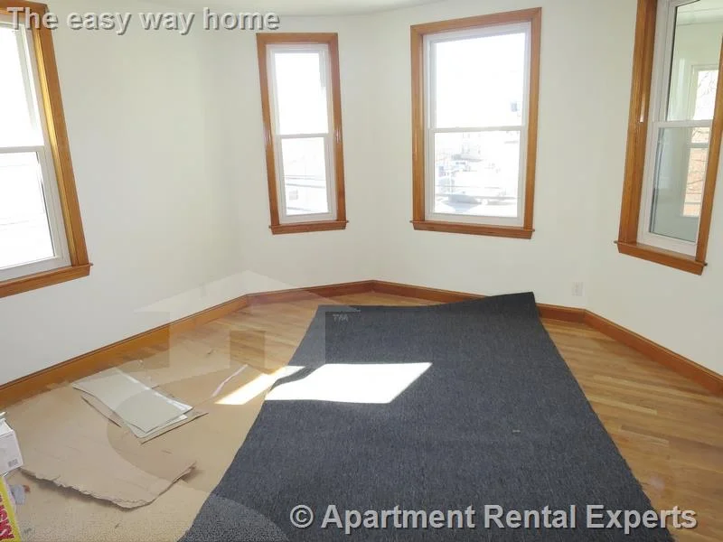 3 bed, 1 bath apartment for rent at 35 Mansfield St Unit 2, Union Square — photo 3 of 12