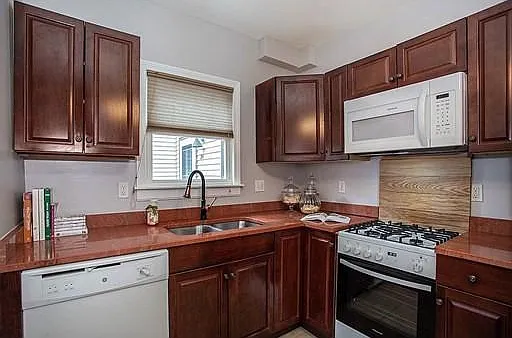 4.5 bed, 2 bath apartment for rent at 35 Maple St Unit 3, South Side — photo 2 of 19