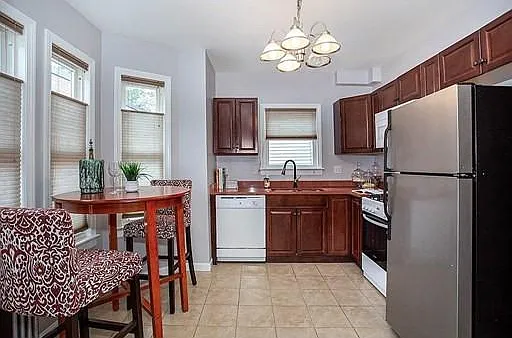4.5 bed, 2 bath apartment for rent at 35 Maple St Unit 3, South Side — photo 3 of 19