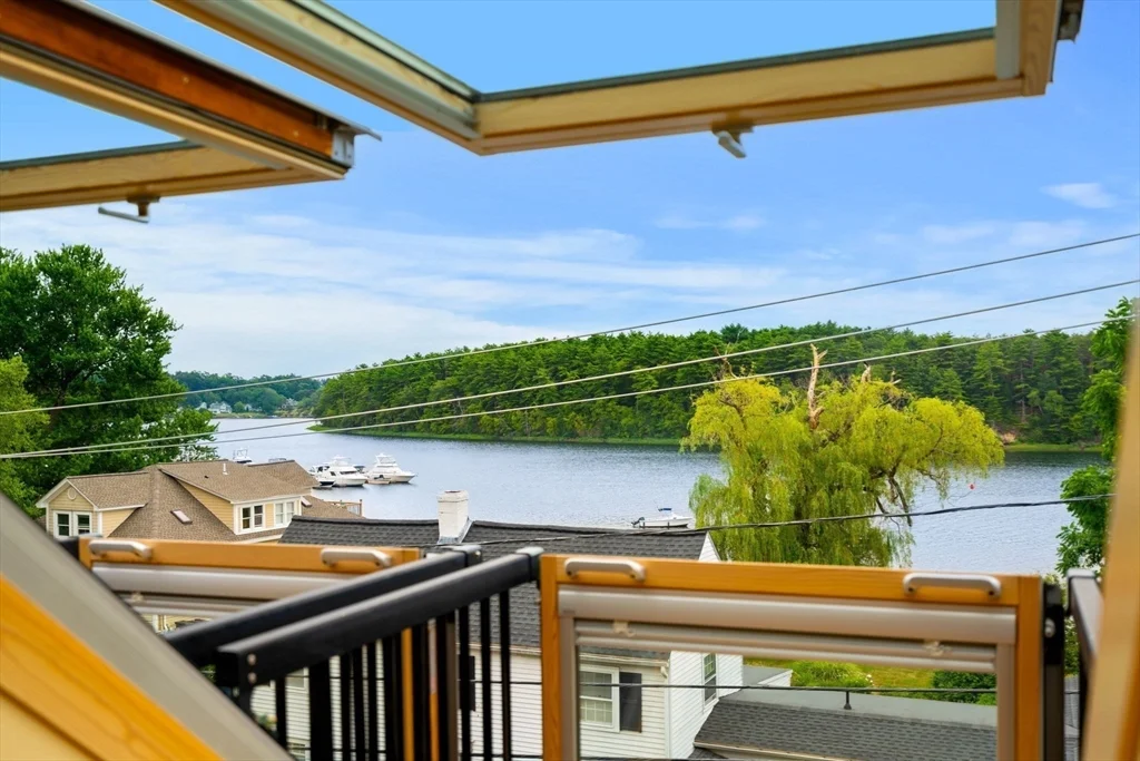 3 bed, 2 bath apartment for rent at 35 Merrimac Unit 35, Amesbury — photo 1 of 41