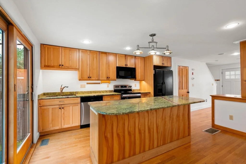 3 bed, 2 bath apartment for rent at 35 Merrimac Unit 35, Amesbury — photo 26 of 41