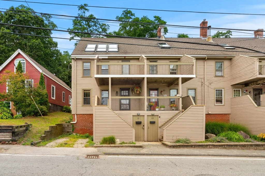 3 bed, 2 bath apartment for rent at 35 Merrimac Unit 35, Amesbury — photo 2 of 41