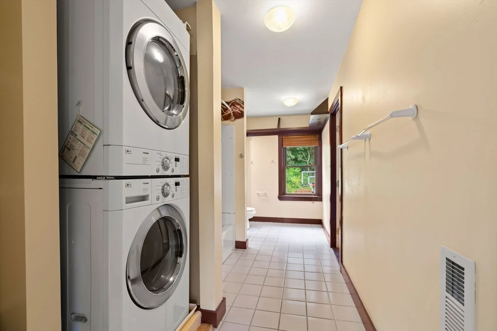 3 bed, 2 bath apartment for rent at 35 Merrimac Unit 35, Amesbury — photo 20 of 41