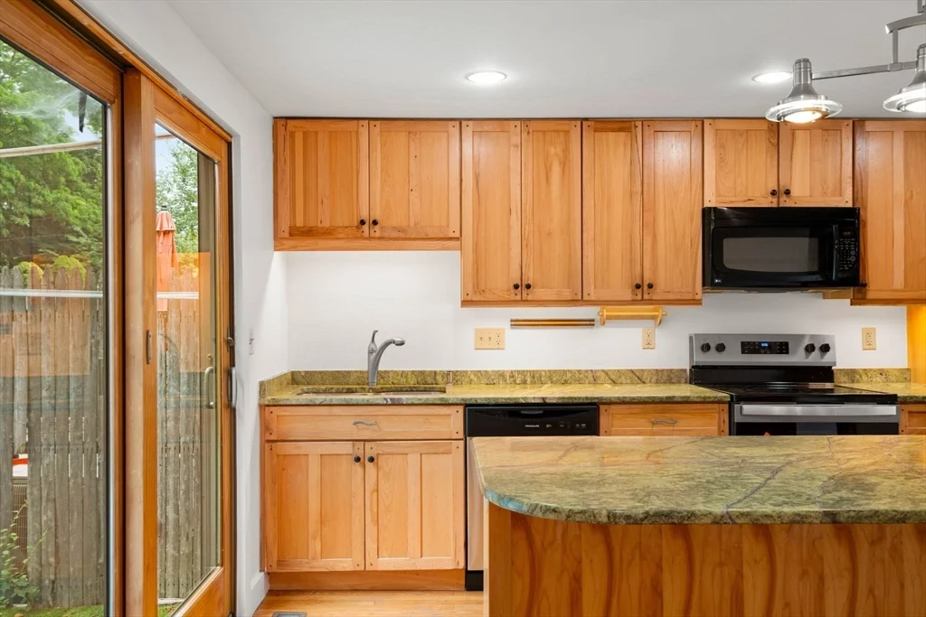 3 bed, 2 bath apartment for rent at 35 Merrimac Unit 35, Amesbury — photo 27 of 41