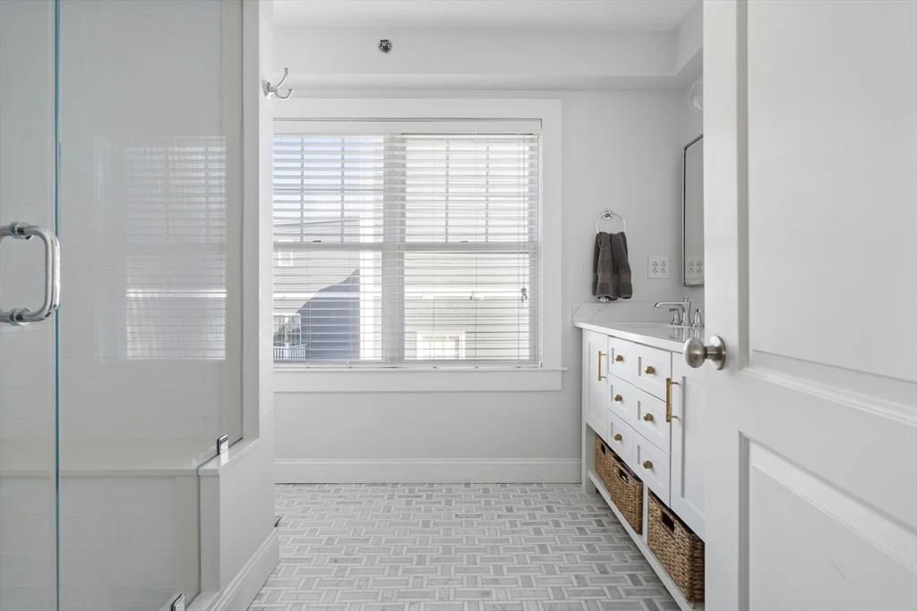 3 bed, 2 bath apartment for rent at 35 Middle St Unit A, South Boston — photo 15 of 24