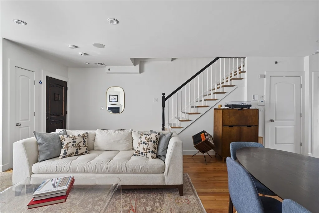 3 bed, 2 bath apartment for rent at 35 Middle St Unit A, South Boston — photo 6 of 24