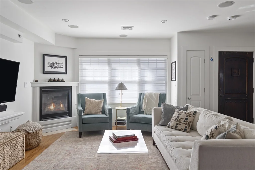 3 bed, 2 bath apartment for rent at 35 Middle St Unit A, South Boston — photo 5 of 24