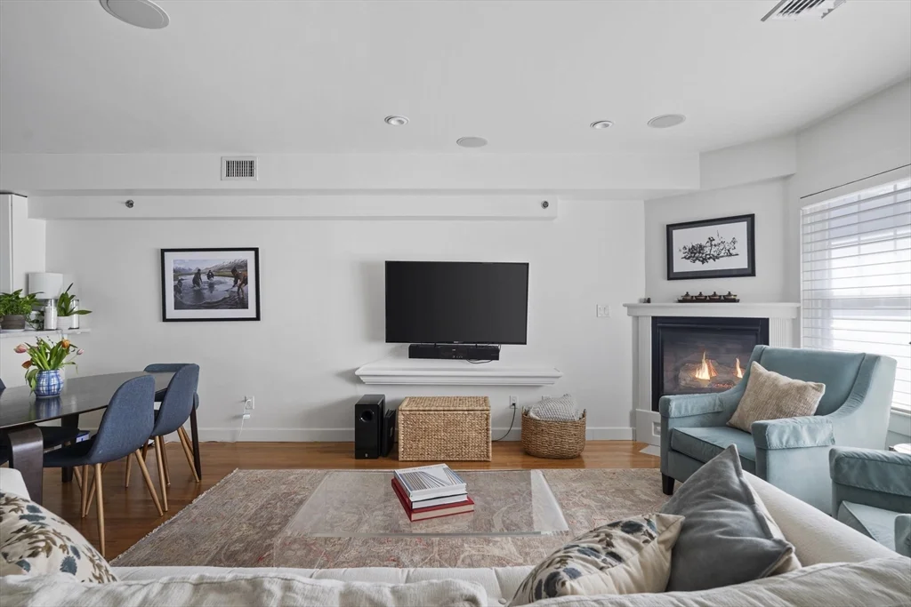 3 bed, 2 bath apartment for rent at 35 Middle St Unit A, South Boston — photo 4 of 24