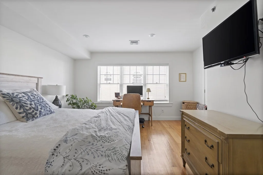 3 bed, 2 bath apartment for rent at 35 Middle St Unit A, South Boston — photo 18 of 24
