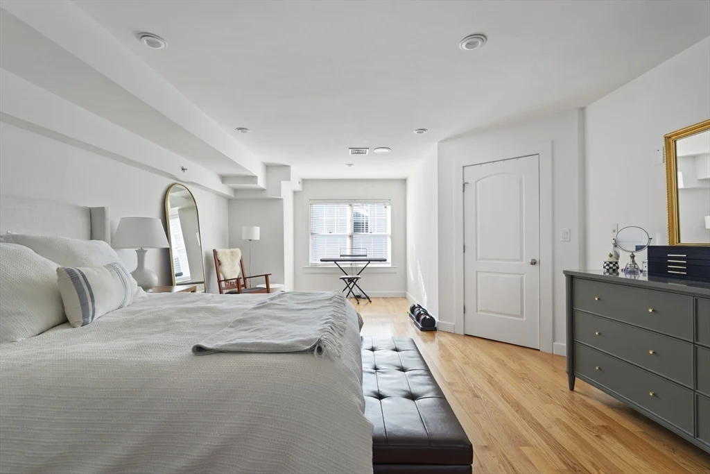 3 bed, 2 bath apartment for rent at 35 Middle St Unit A, South Boston — photo 13 of 24
