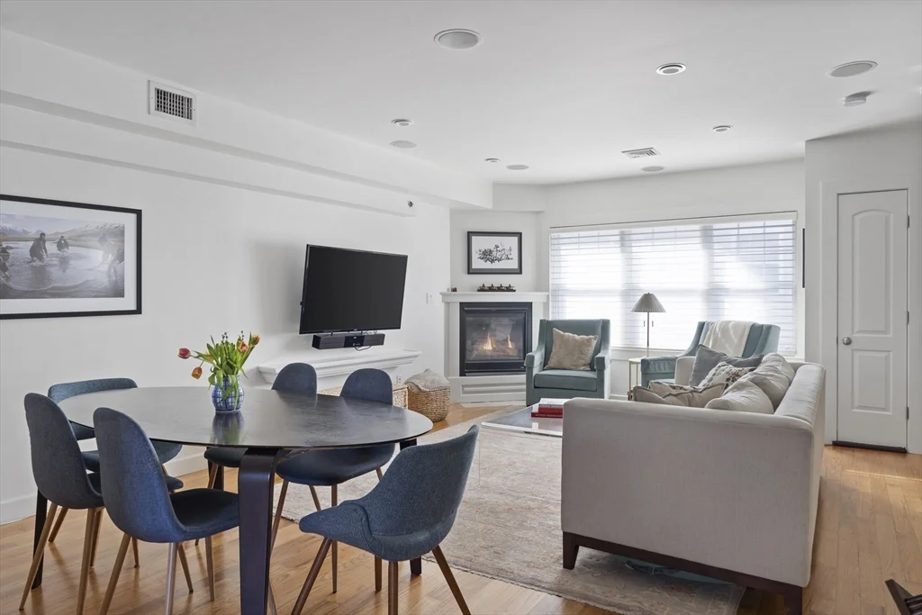 3 bed, 2 bath apartment for rent at 35 Middle St Unit A, South Boston — photo 9 of 24
