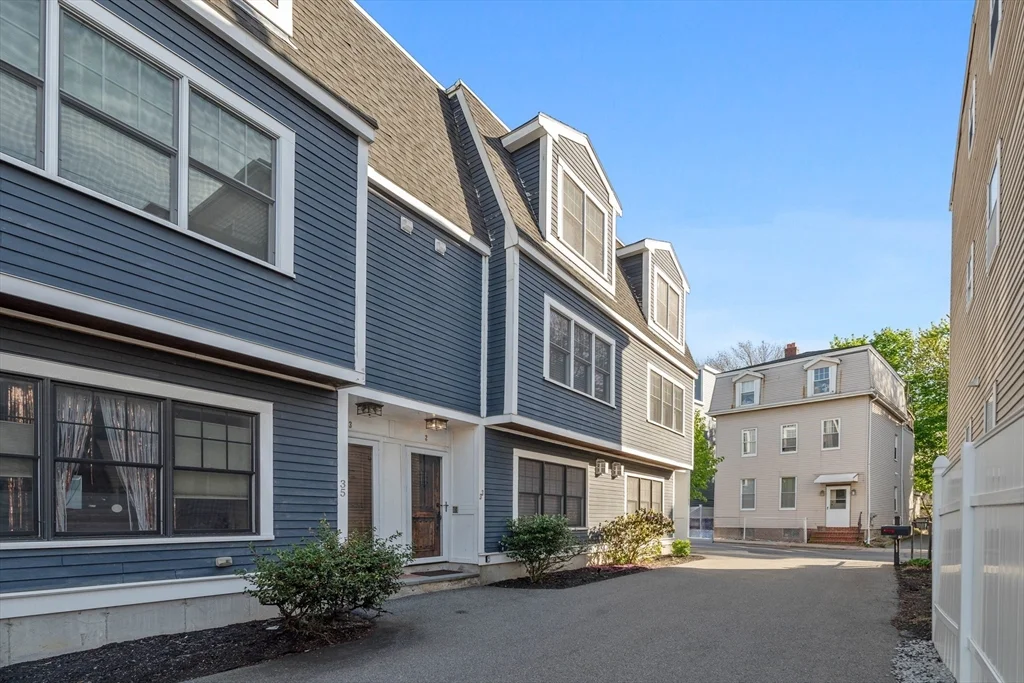 3 bed, 2 bath apartment for rent at 35 Middle St Unit A, South Boston — photo 24 of 24
