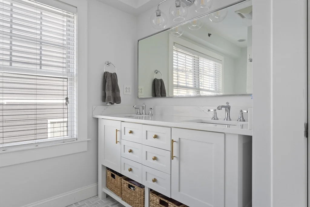 3 bed, 2 bath apartment for rent at 35 Middle St Unit A, South Boston — photo 16 of 24