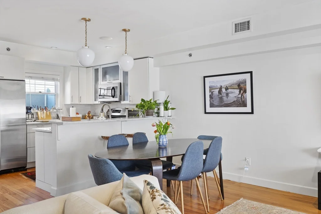 3 bed, 2 bath apartment for rent at 35 Middle St Unit A, South Boston — photo 2 of 24