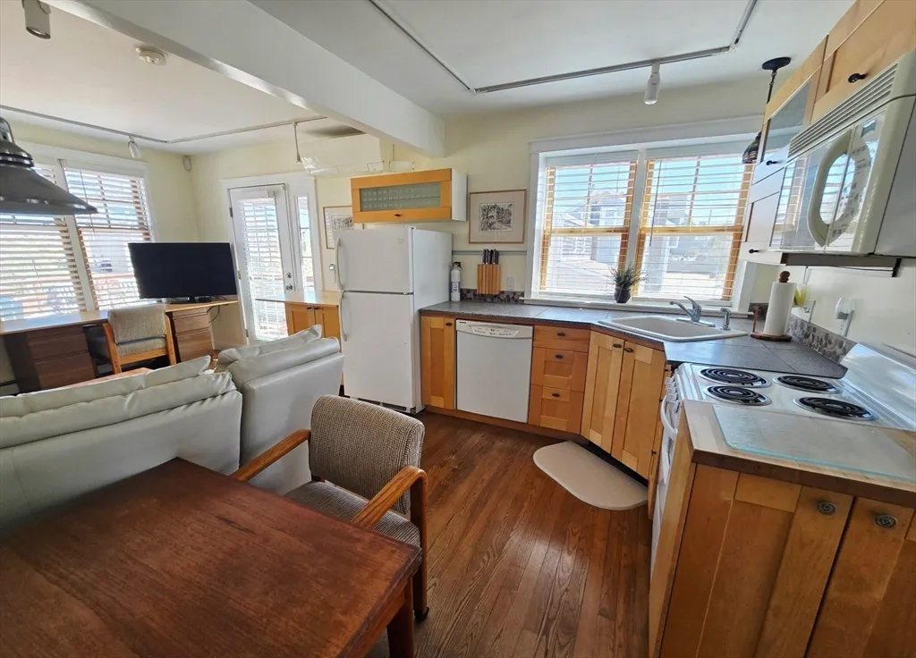 1 bed, 1 bath apartment for rent at 35 Northern Unit Side, Plum Island — photo 9 of 16