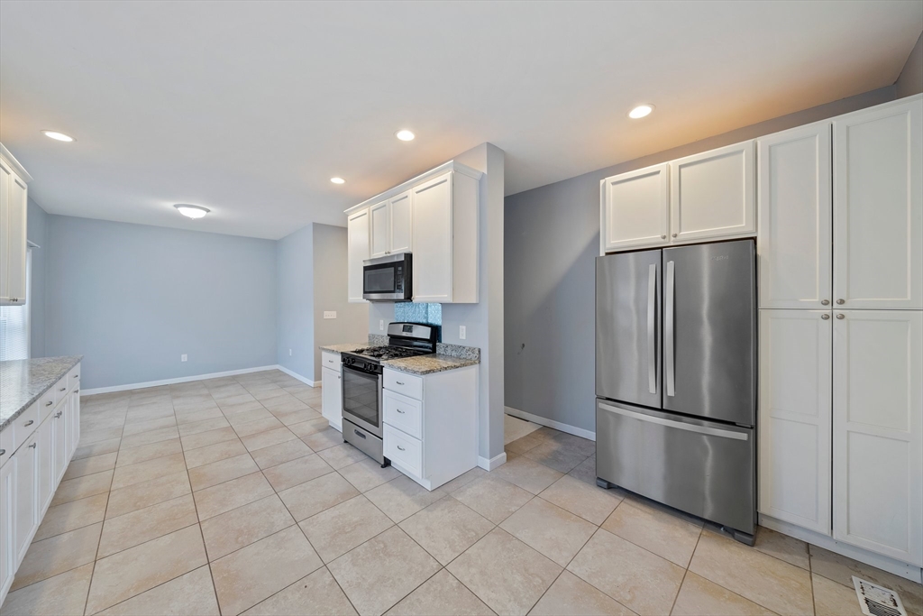 4 bed, 2 bath apartment for rent at 35 Norwood Unit A, Sharon — photo 5 of 20