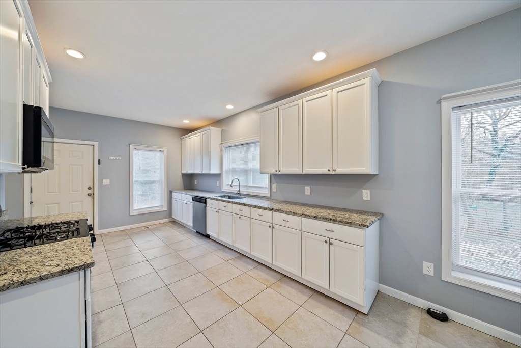 4 bed, 2 bath apartment for rent at 35 Norwood Unit A, Sharon — photo 6 of 20