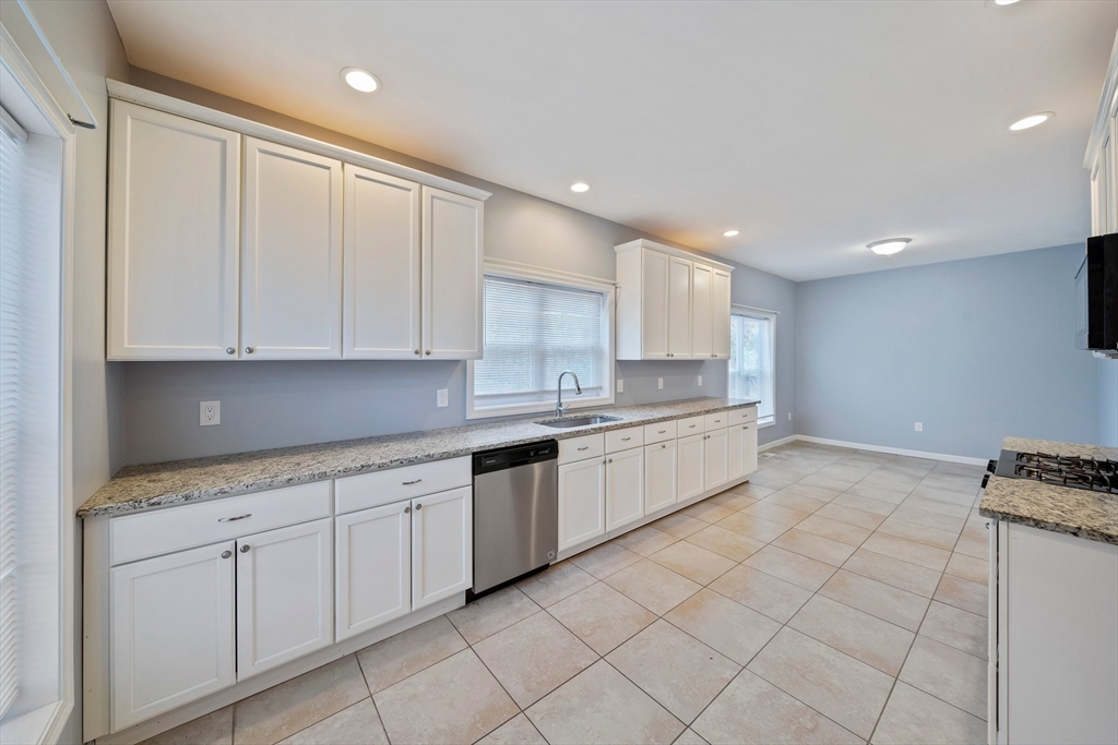 4 bed, 2 bath apartment for rent at 35 Norwood Unit A, Sharon — photo 4 of 20