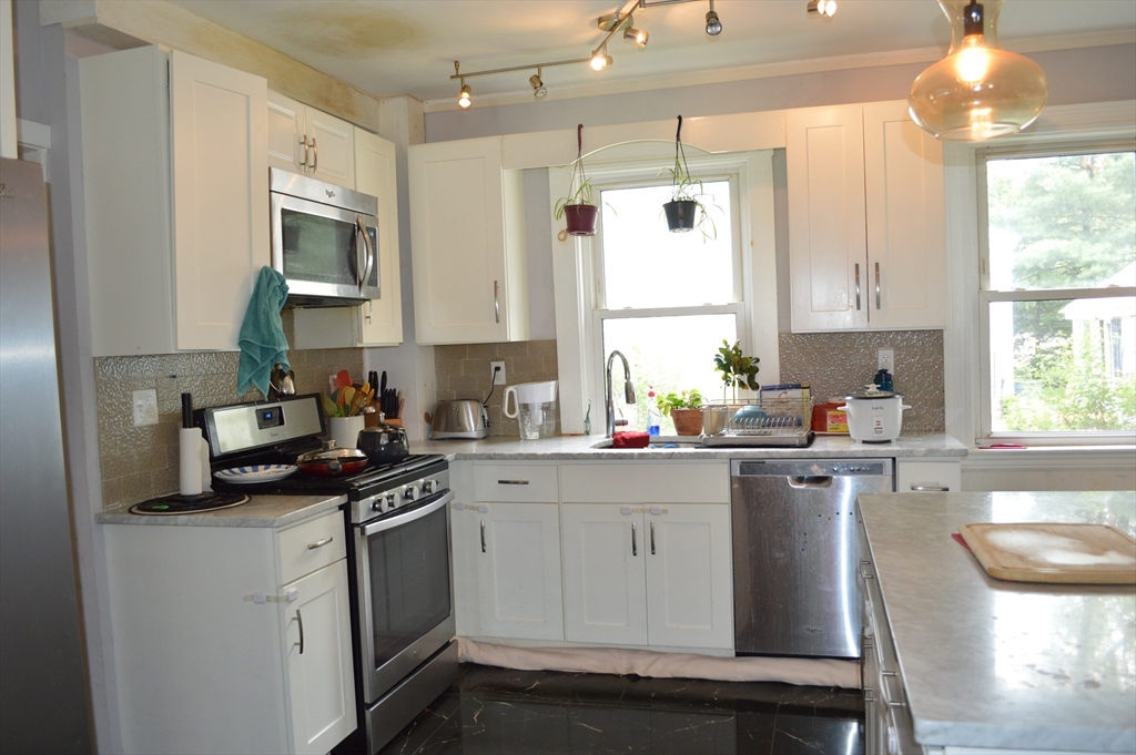 5 bed, 2 bath apartment for rent at 35 Oliver Unit 0, Framingham — photo 4 of 20