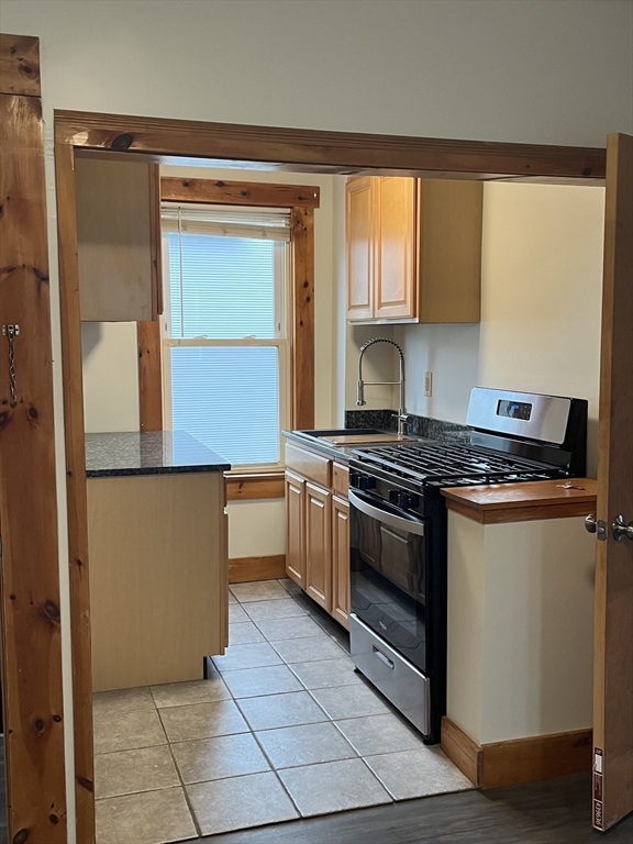 3 bed, 1 bath apartment for rent at 35 Oxford St Unit 2, Fall River — photo 2 of 13