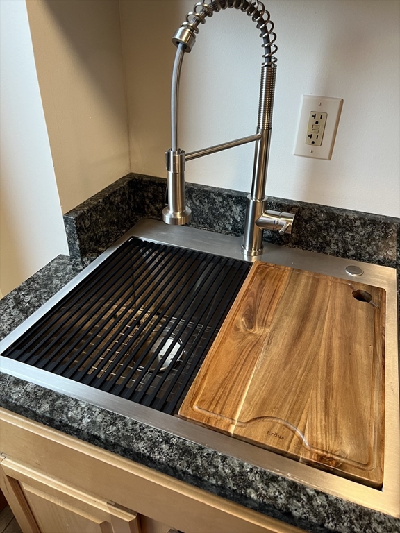 3 bed, 1 bath apartment for rent at 35 Oxford St Unit 2, Fall River — photo 4 of 13