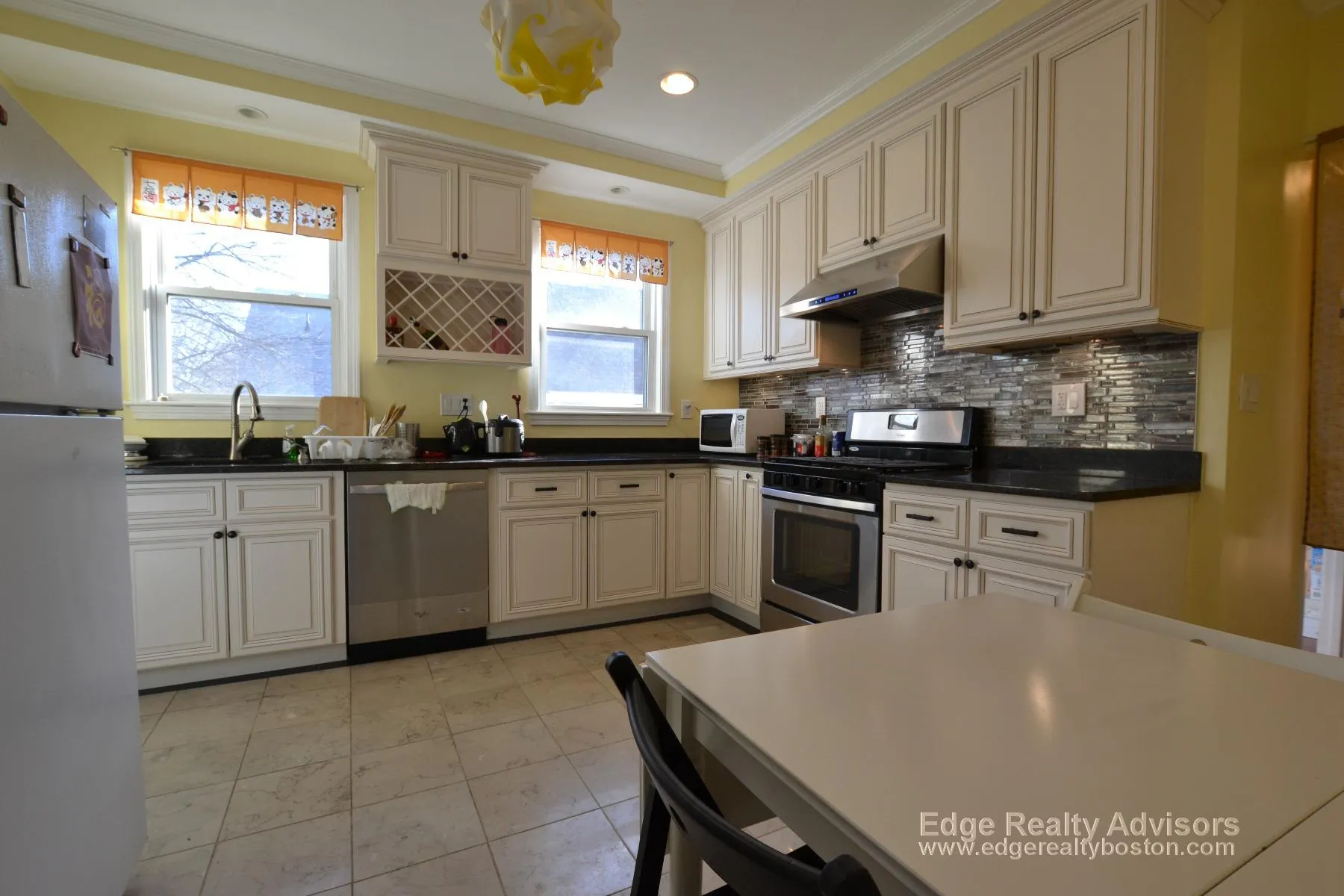 3 bed, 2 bath apartment for rent at 35 Palmer St Unit R, Banks Square — photo 3 of 14