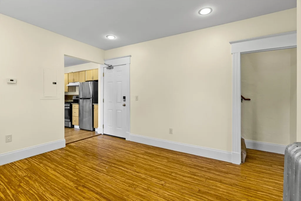 4 bed, 1 bath apartment for rent at 35 Payne Unit 2, Quincy — photo 4 of 25