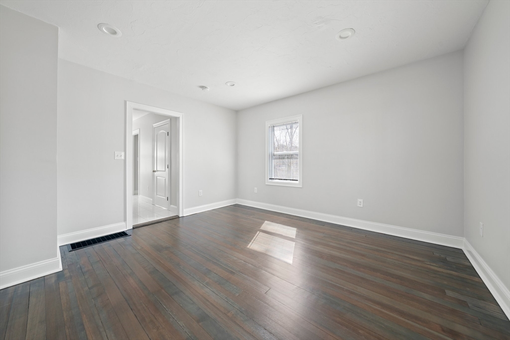 3 bed, 1 bath apartment for rent at 35 Phillips Ave, Stoughton — photo 9 of 24