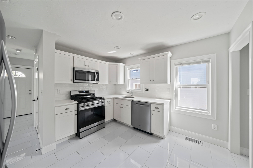 3 bed, 1 bath apartment for rent at 35 Phillips Ave, Stoughton — photo 3 of 24