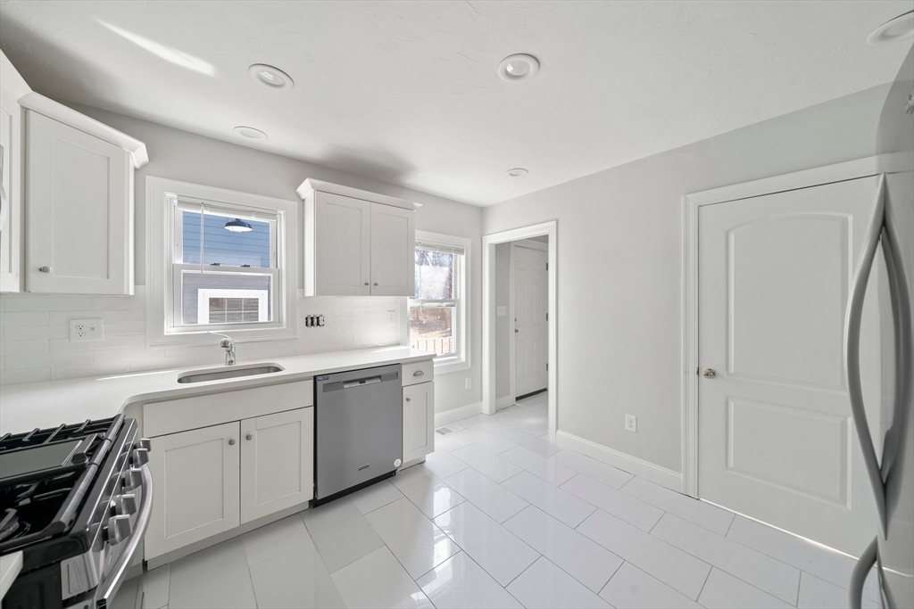 3 bed, 1 bath apartment for rent at 35 Phillips Ave, Stoughton — photo 5 of 24