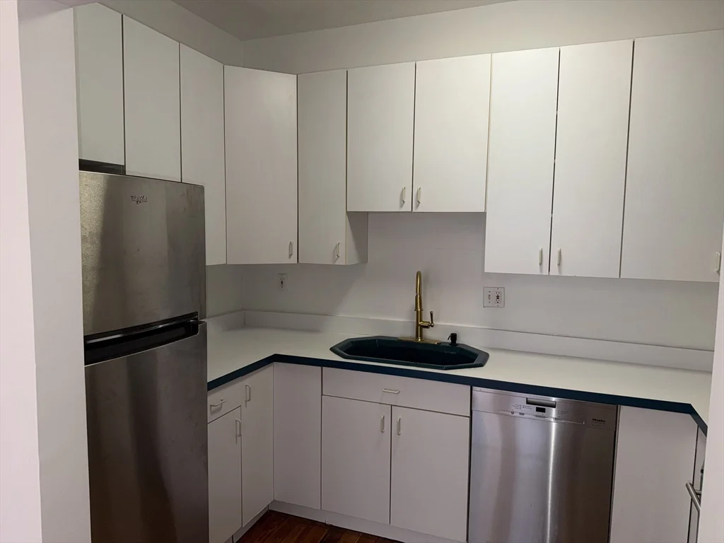 3 bed, 1 bath apartment for rent at 35 Revere St Unit 2, Beacon Hill — photo 5 of 13