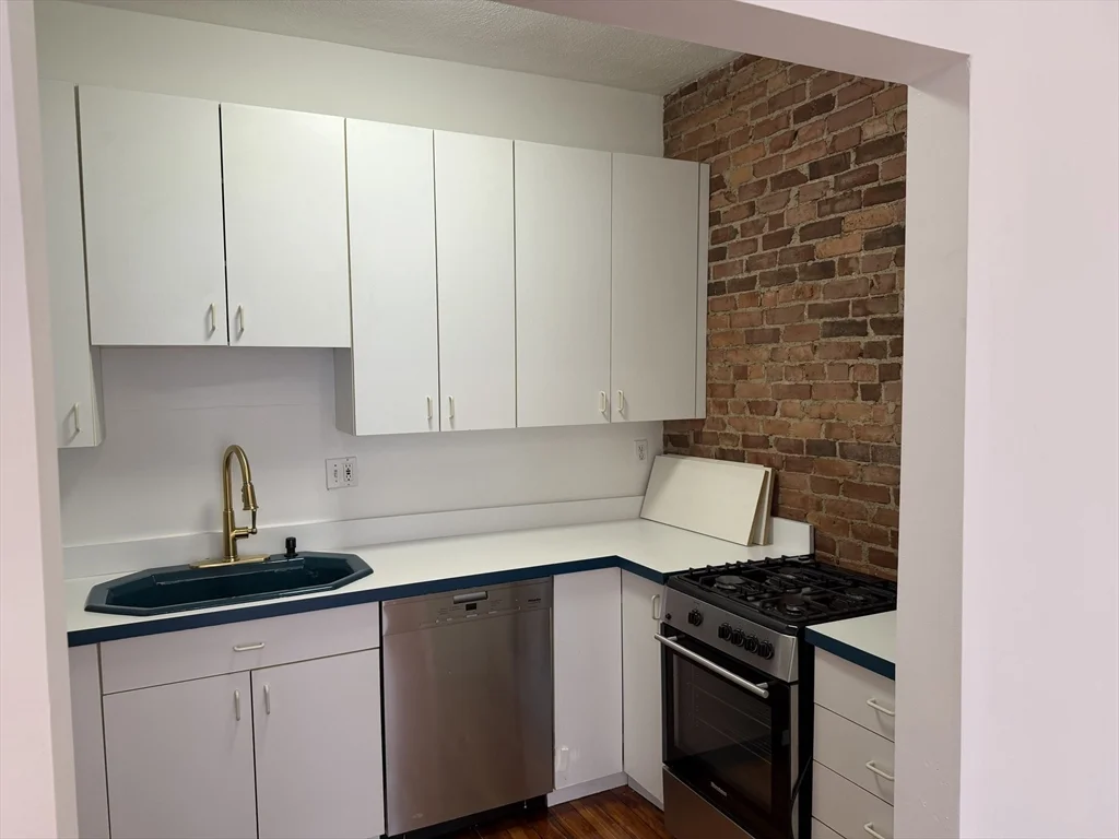 3 bed, 1 bath apartment for rent at 35 Revere St Unit 2, Beacon Hill — photo 4 of 13