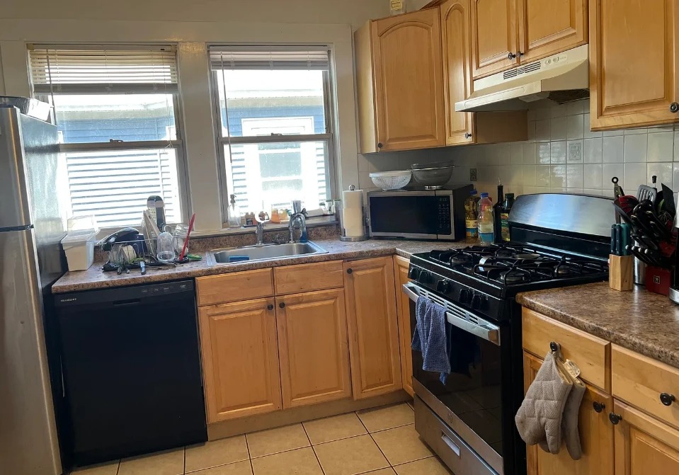 3 bed, 1 bath apartment for rent at 35 Rose St Unit 2, Ward Two — photo 4 of 22