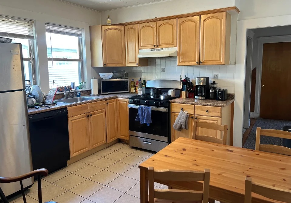 3 bed, 1 bath apartment for rent at 35 Rose St Unit 2A, Ward Two — photo 3 of 22