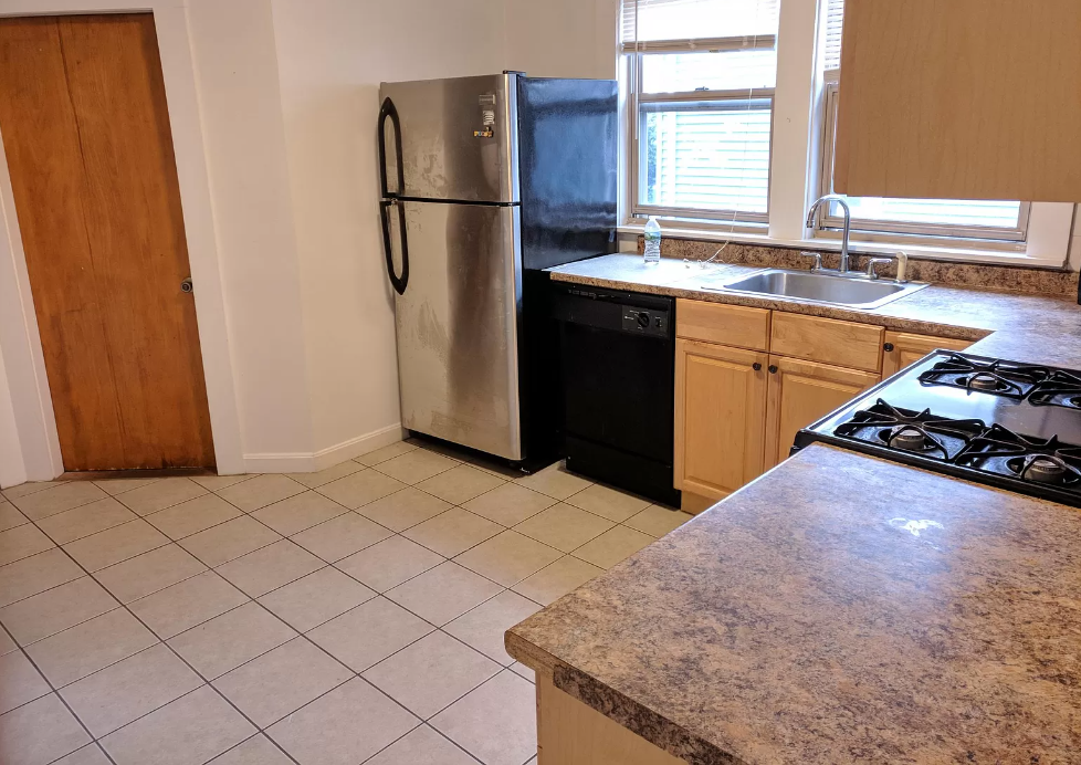 3 bed, 1 bath apartment for rent at 35 Rose St Unit 2A, Ward Two — photo 5 of 22