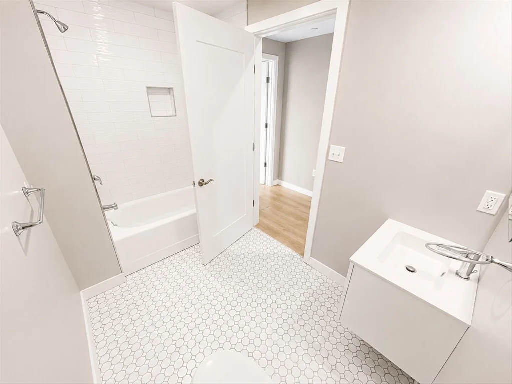 3 bed, 2 bath apartment for rent at 35 S Huntington Ave Unit 603, Coolidge Corner — photo 6 of 13