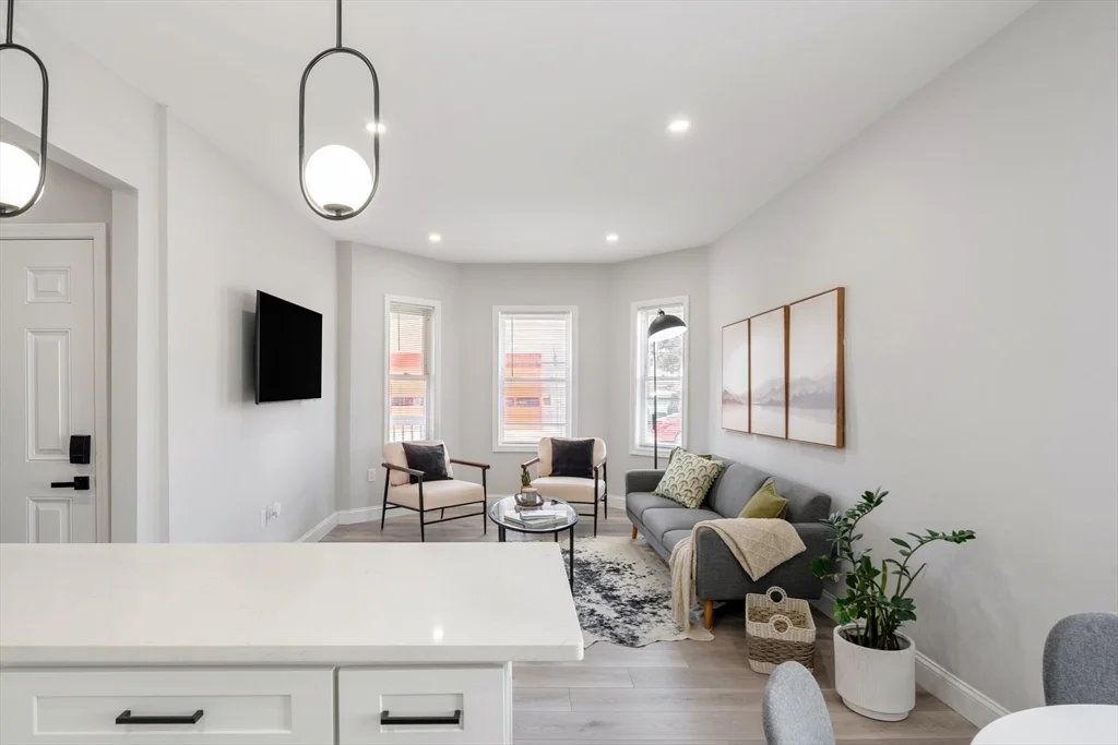 2 bed, 1 bath apartment for rent at 35 Sagamore Ave Unit 1, Chelsea — photo 3 of 16